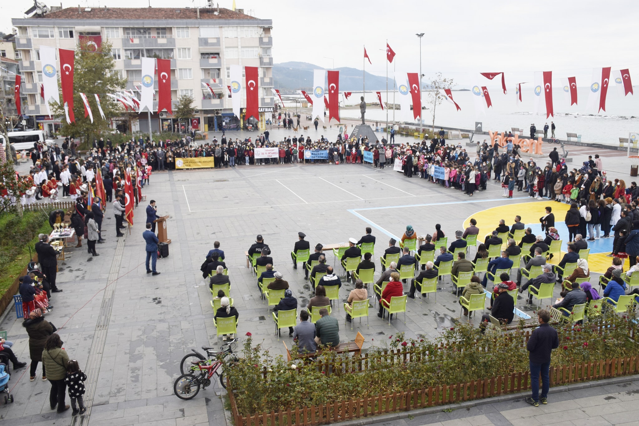 29 Ekim Cumhuriyet Bayramının 98. yıl dönümü münasebetiyle, ilçemiz Cumhuriyet Meydanında kutlama programı gerçekleştirildi.