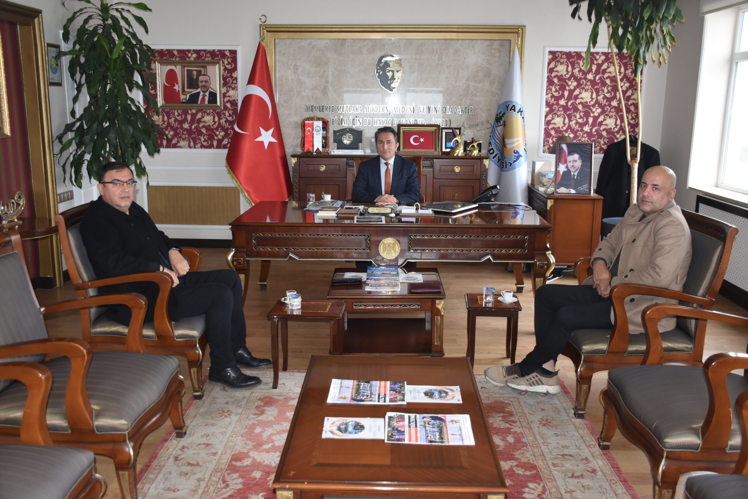 Medya Samsun Genel Yayın Yönetmeni- Gazeteci Nail Bayraktaroğlu ve Selçuk Uzun Belediye Başkanımız Hüseyin Kıyma’yı makamında ziyaret ettiler.