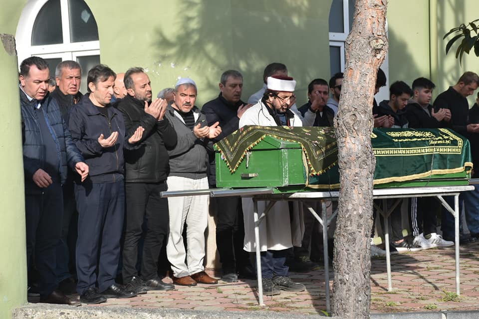Belediye Başkanımız Hüseyin Kıyma ilçemiz Kürüz mahallesi halkından vefat eden Ayşe Çal’ın cenaze namazına katıldı, ailesine baş sağlığında bulundu.