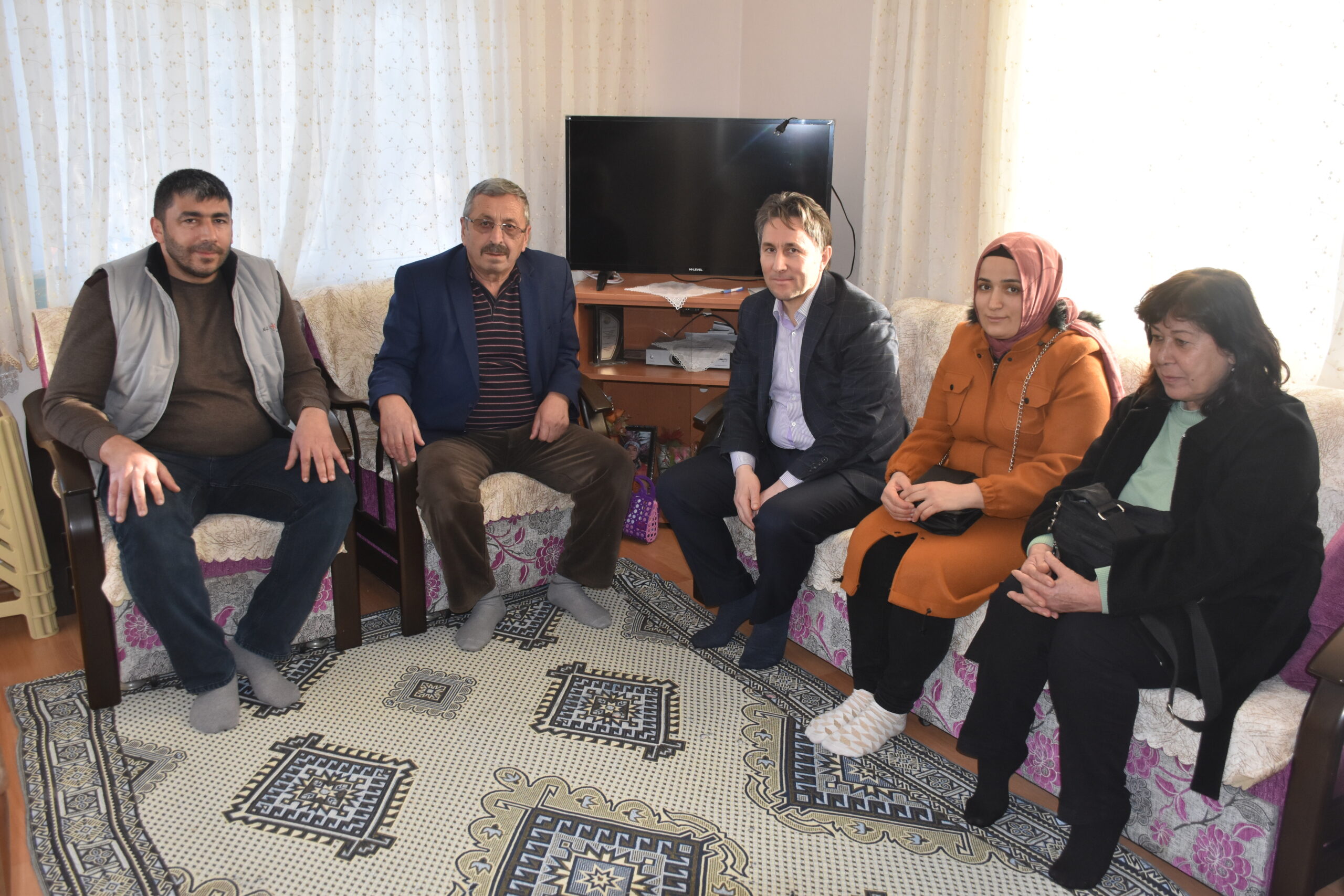 Belediye Başkanımız Hüseyin Kıyma, eşi Nezahat Kıyma ve Belediye Meclis üyemiz Muhteber Çevik, ilçemizde ağırladığımız depremzede ailelerimize geçmiş olsun ziyaretinde bulundular.