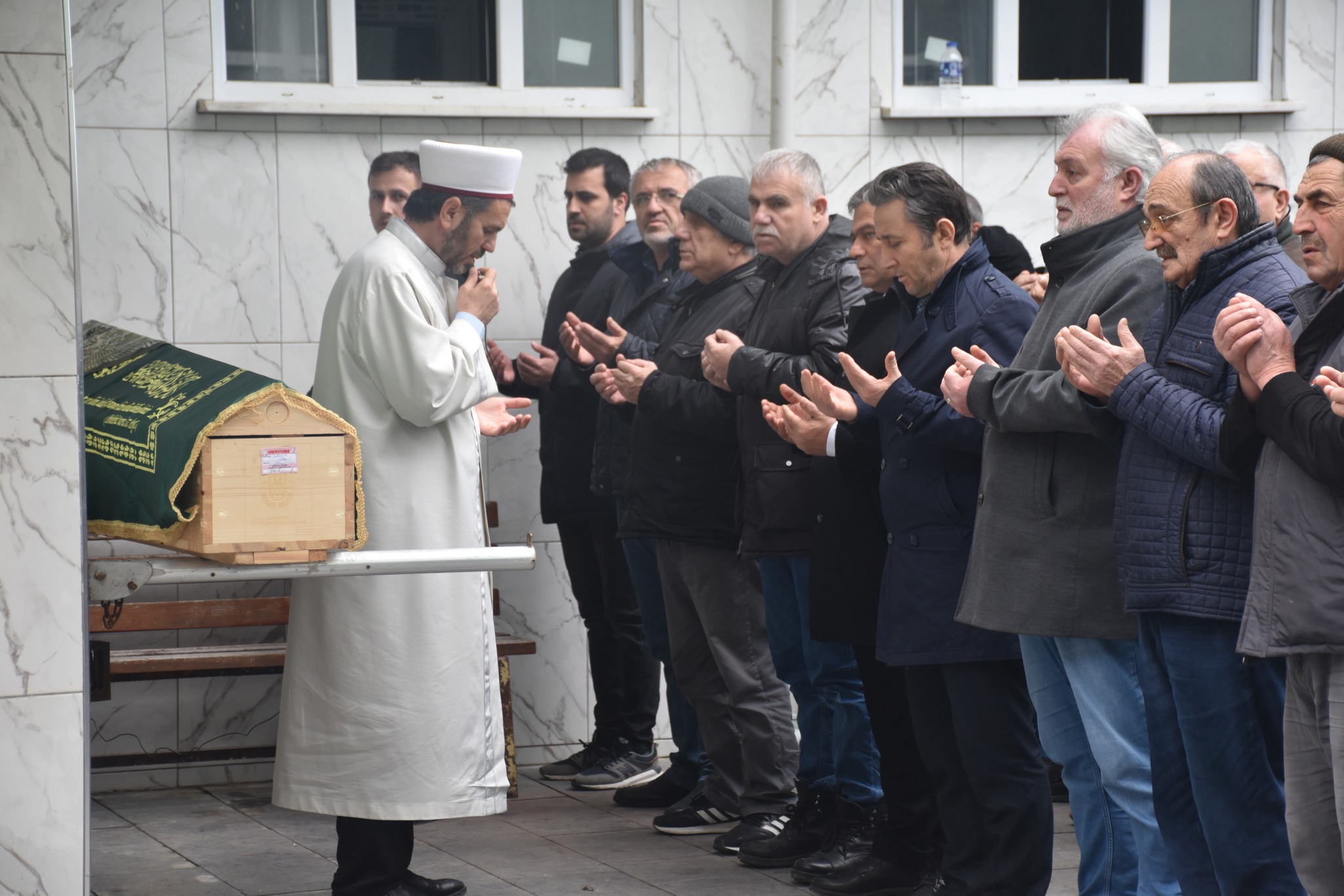Belediye Başkanımız Hüseyin Kıyma, belediyemizden emekli Mali Hizmetler Müdürü Ayşın Hopaç’ın vefat eden annesi Hakime Çakıcı’nın cenaze namazına katıldı, ailesine baş sağlığında bulundu.