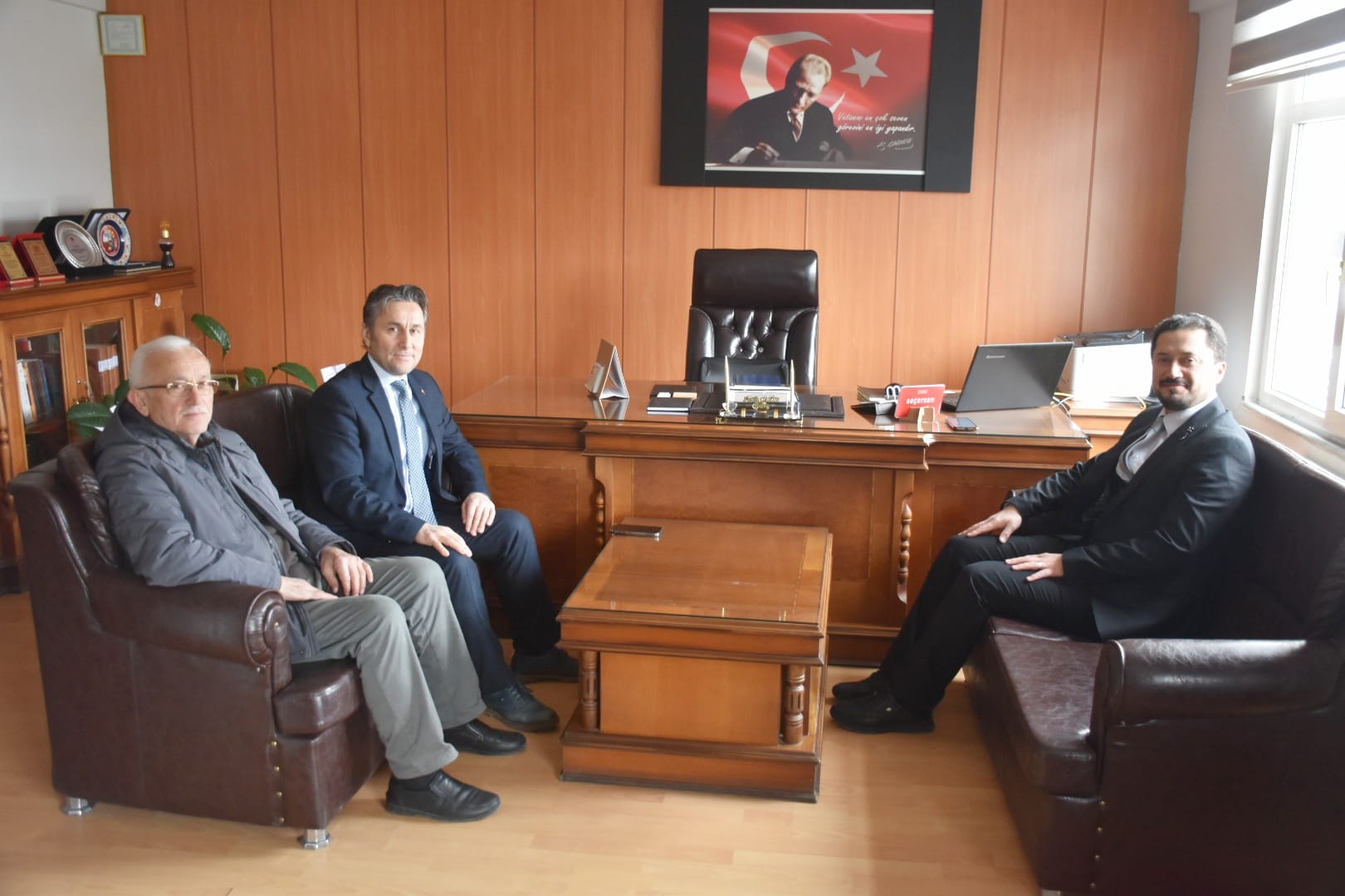 Belediye Başkanımız Hüseyin Kıyma ve Meclis üyemiz Turan Çakır, Yakakent İlçe Müftüsü olarak atanan Fatih Çakır’a hayırlı olsun ziyaretinde bulunarak görevinde başarılar dilediler.