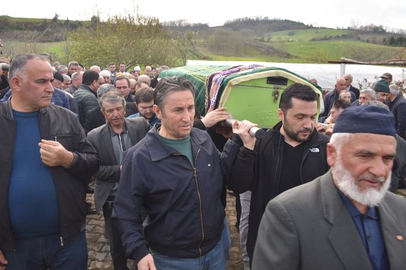 Belediye Başkanımız Hüseyin Kıyma ilçemiz Kozköy mahallesi halkından vefat eden Hacer Çelik’in cenaze namazına katıldı, ailesine baş sağlığında bulundu.