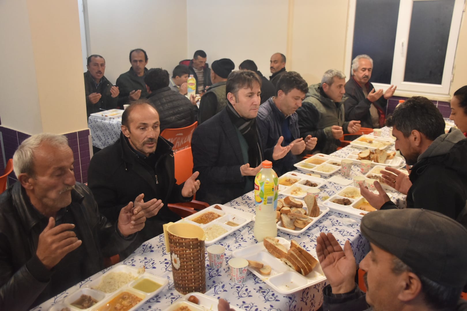Belediye Başkanımız Hüseyin Kıyma  Büyükkırık mahallemizde hemşehrilerimizin iftar sofralarına misafir oldu