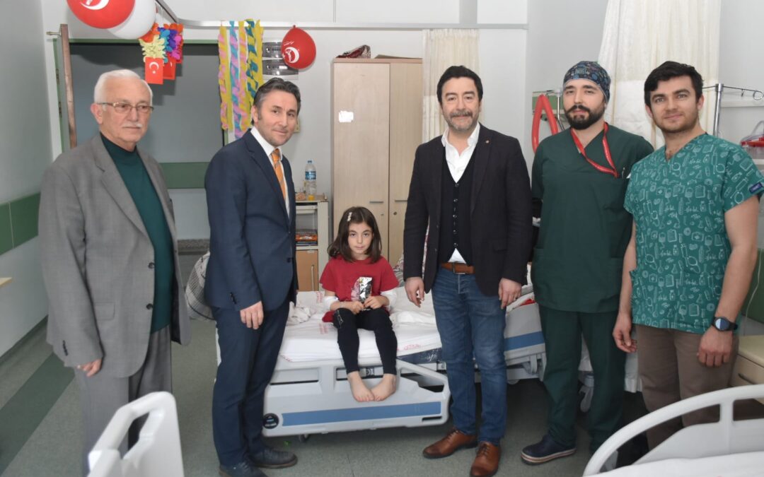 Belediye Başkanımız Hüseyin Kıyma tedavi gören yaşındaki Dilek Geniş’i hastanede ziyaret etti.