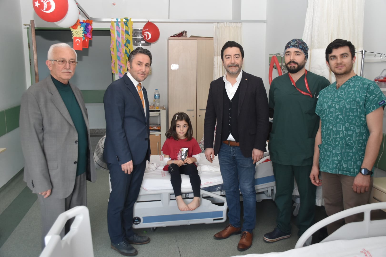 Belediye Başkanımız Hüseyin Kıyma tedavi gören yaşındaki Dilek Geniş’i hastanede ziyaret etti.