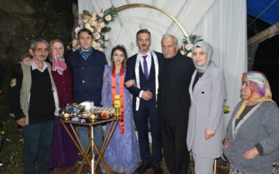Belediye Başkanımız Hüseyin Kıyma, Satu Dilek ve İbrahim Acı çiftinin nişan merasimine katılarak evlilik yolundaki bu mutlu anlarına ortak oldu.