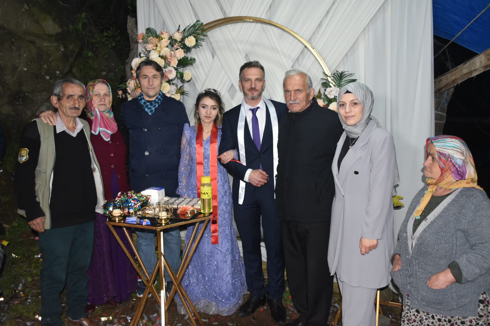 Belediye Başkanımız Hüseyin Kıyma, Satu Dilek ve İbrahim Acı çiftinin nişan merasimine katılarak evlilik yolundaki bu mutlu anlarına ortak oldu.