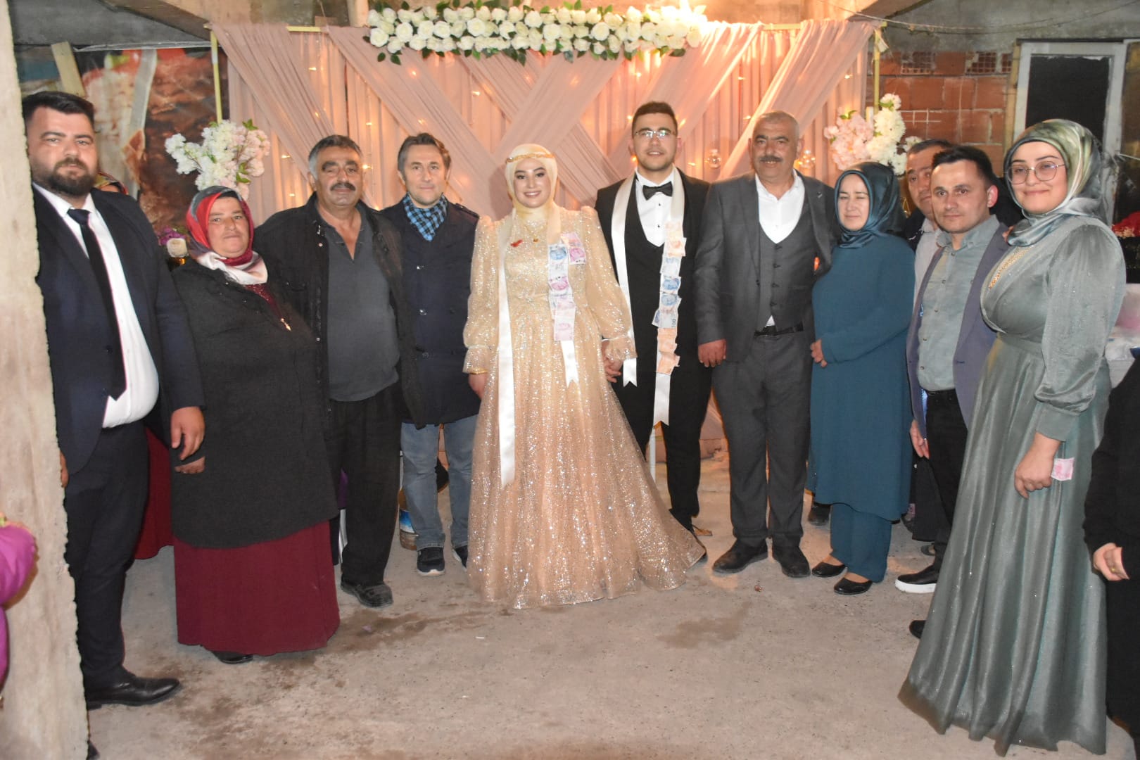 Belediye Başkanımız Hüseyin Kıyma, Dilek Akgün ve Bahadır Uzun çiftinin nişan merasimine katılarak evlilik yolundaki bu mutlu anlarına ortak oldu.
