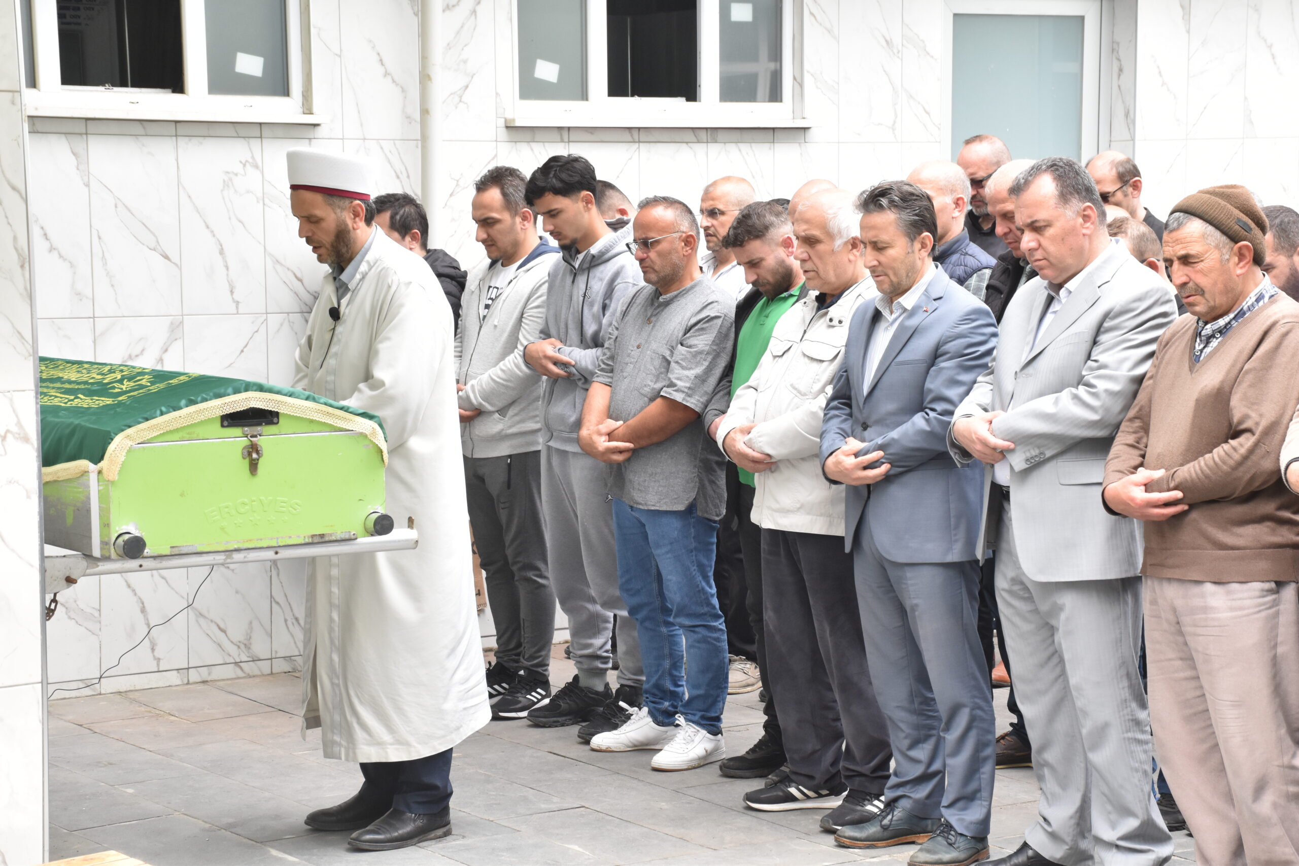 Belediye Başkanımız Hüseyin Kıyma ilçemiz halkından vefat eden Tevfik Çal’ın cenaze namazına katıldı, ailesine baş sağlığında bulundu.