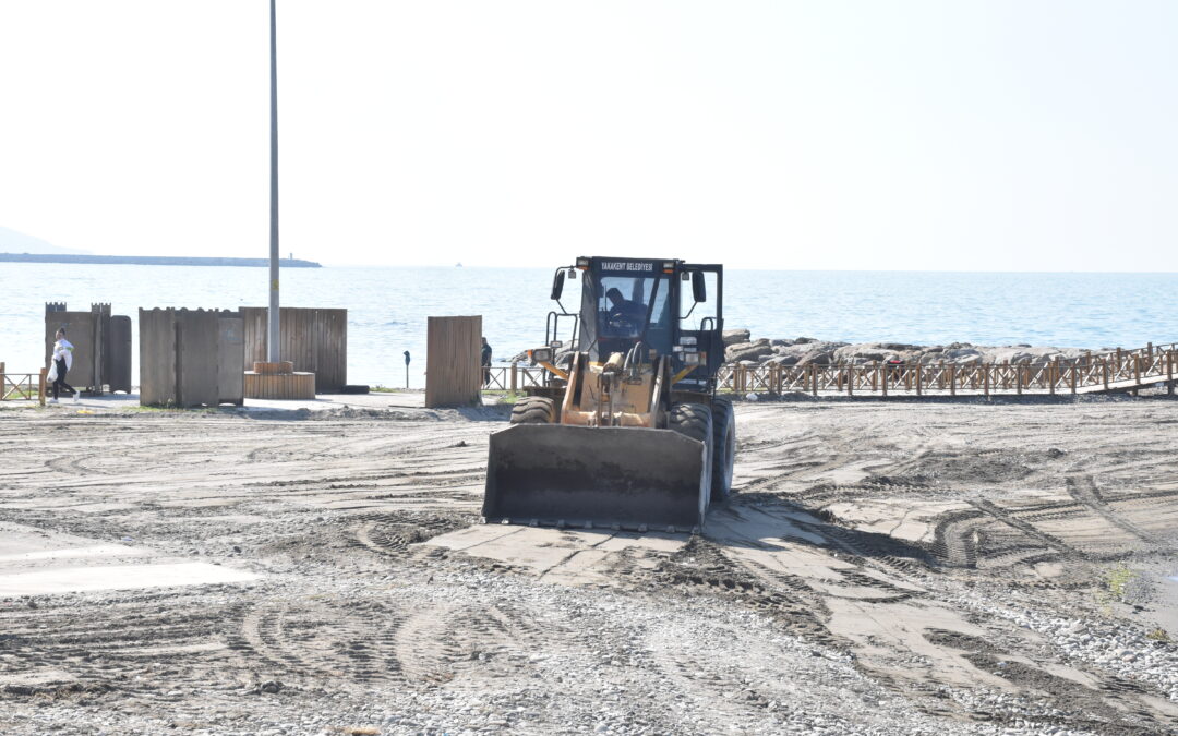 Temizlik ve Fen İşleri Müdürlüğü ekiplerimizce ilçemiz sahil şeridinde peyzaj ve plaj temizleme çalışmaları sürdürülüyor.