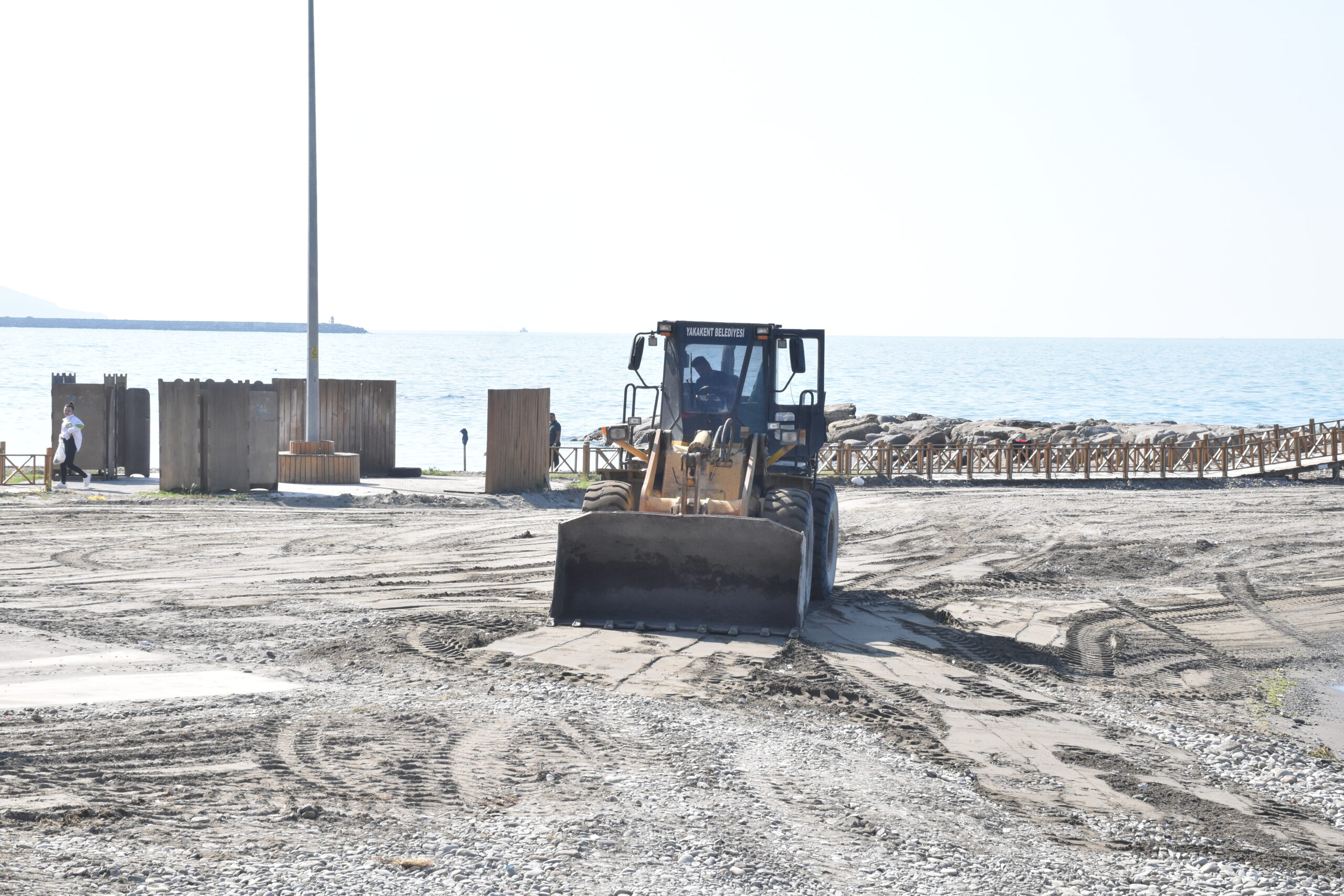 Temizlik ve Fen İşleri Müdürlüğü ekiplerimizce ilçemiz sahil şeridinde peyzaj ve plaj temizleme çalışmaları sürdürülüyor.