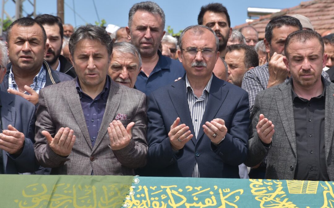 Belediye Başkanımız Hüseyin Kıyma, AK Parti Alaçam İlçe Başkanı Hasan Özdemir’in babaannesi Altun Özdemir’in cenaze namazına katılarak başsağlığında bulundu