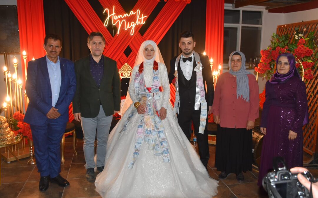Belediye Başkanımız Hüseyin Kıyma Demirel ve Şenol ailelerinin evlatları Ünzile & Selçuk çitfinin kına-düğün merasimine katılarak aileleri ve çifti tebrik etti.
