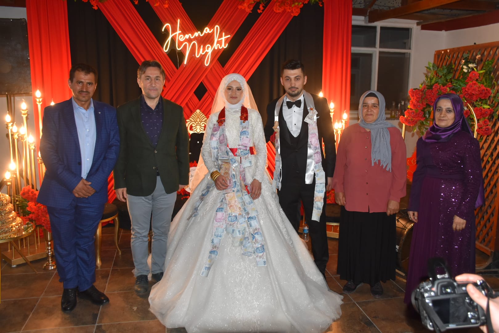 Belediye Başkanımız Hüseyin Kıyma Demirel ve Şenol ailelerinin evlatları Ünzile & Selçuk çitfinin kına-düğün merasimine katılarak aileleri ve çifti tebrik etti.