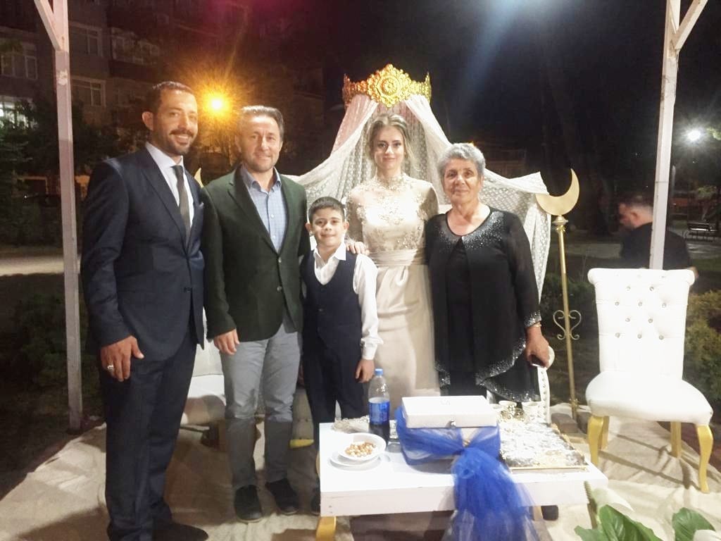 Belediye Başkanımız Hüseyin Kıyma, Begüm & Ziya Baki çiftinin oğlu Yavuz Selim’in sünnet düğününe katılarak, ailesine hayırlı olsun dileklerinde bulundu.
