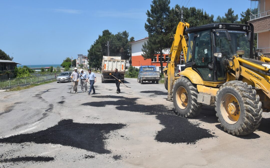 Yakakent Belediyesi Fen İşleri Müdürlüğümüz tarafından, ilçemizin birçok noktasında asfalt yama, bakım ve onarım çalışmaları sürdürülüyor