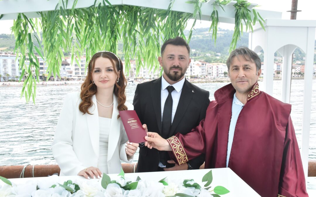 Belediye Başkanımız Hüseyin Kıyma, Tıngır ve Şensoy ailelerinin evlatları Derya & Emre çiftinin nikah akdini gerçekleştirdi.
