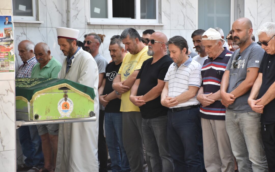 Belediye Başkanımız Hüseyin Kıyma ilçemiz halkından vefat eden Ahmet Çakıcı’nın cenaze namazına katıldı, ailesine başsağlığında bulundu.