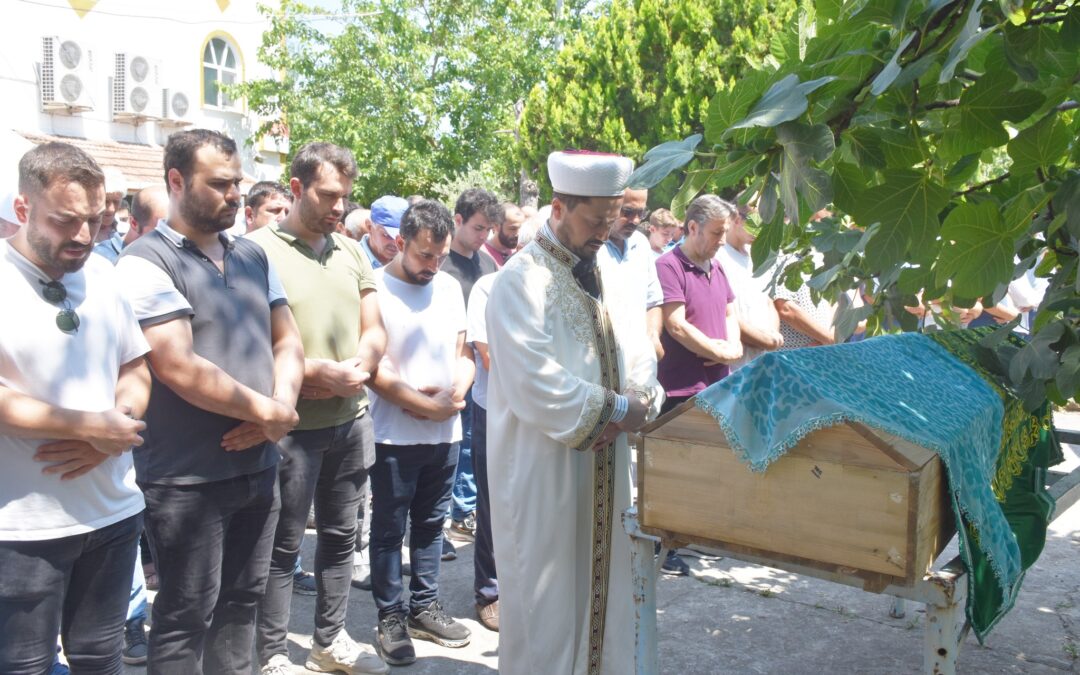 Belediye Başkanımız Hüseyin Kıyma, ilçemiz Kozköy mahallesi halkından vefat eden Behiye Bayraktar’ın cenaze namazına katılarak, ailesine ve yakınlarına başsağlığında bulundu.