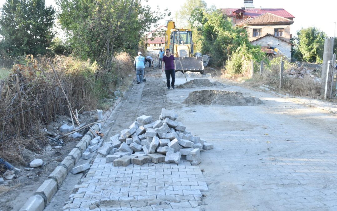 Kozköy Paşa sokakta bozulan kilit parke yolunun bakımı belediye ekiplerimiz tarafından yapılıyor.