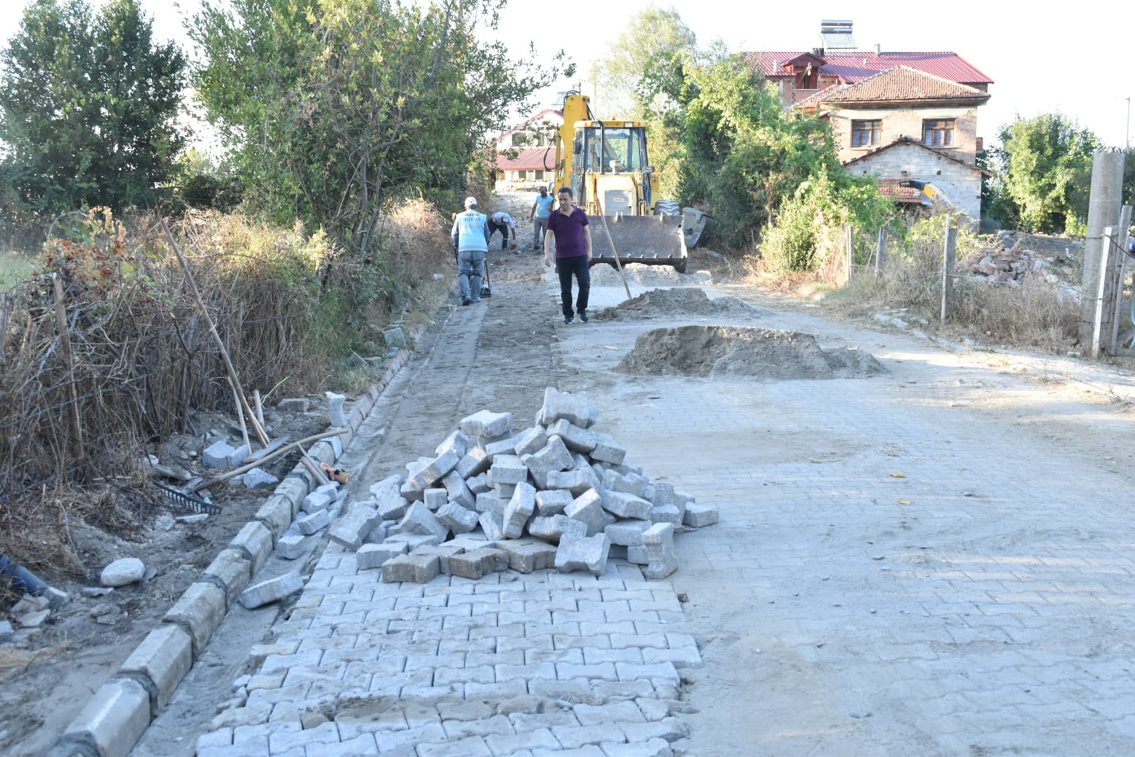 Kozköy Paşa sokakta bozulan kilit parke yolunun bakımı belediye ekiplerimiz tarafından yapılıyor.