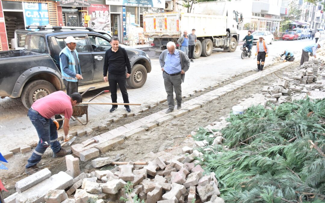 İnönü Caddesinde sürdürülen alt yapı çalışmalarının ardından bozulan parke taşlarının onarımı belediye ekipleriniz tarafından yapılıyor