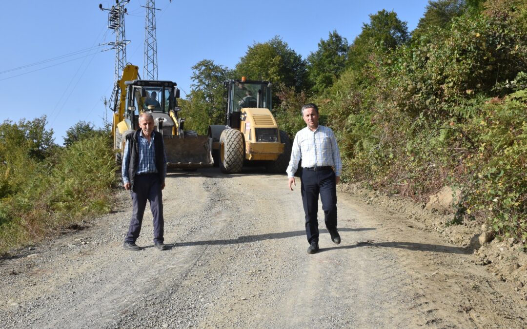 Belediye ekiplerimiz, Yassıdağ Tikencik mahallemizde sathi asfalt yol öncesi zemin hazırlığı çalışmalarına devam ediyor.