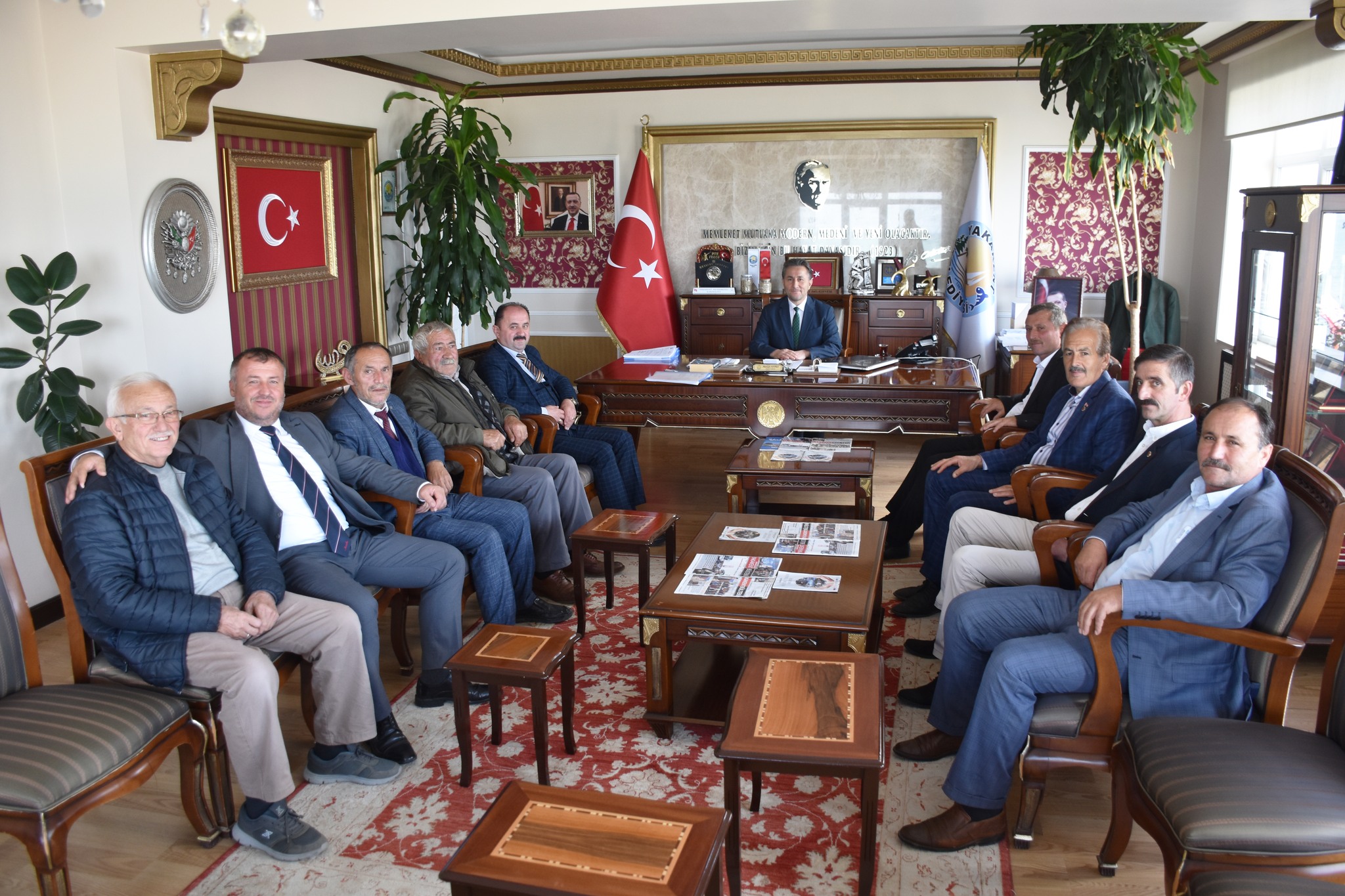 19 Ekim Muhtarlar günü münasebetiyle İlçemiz Muhtarları, Belediye Başkanımız Hüseyin Kıyma’yı makamında ziyaret ettiler.