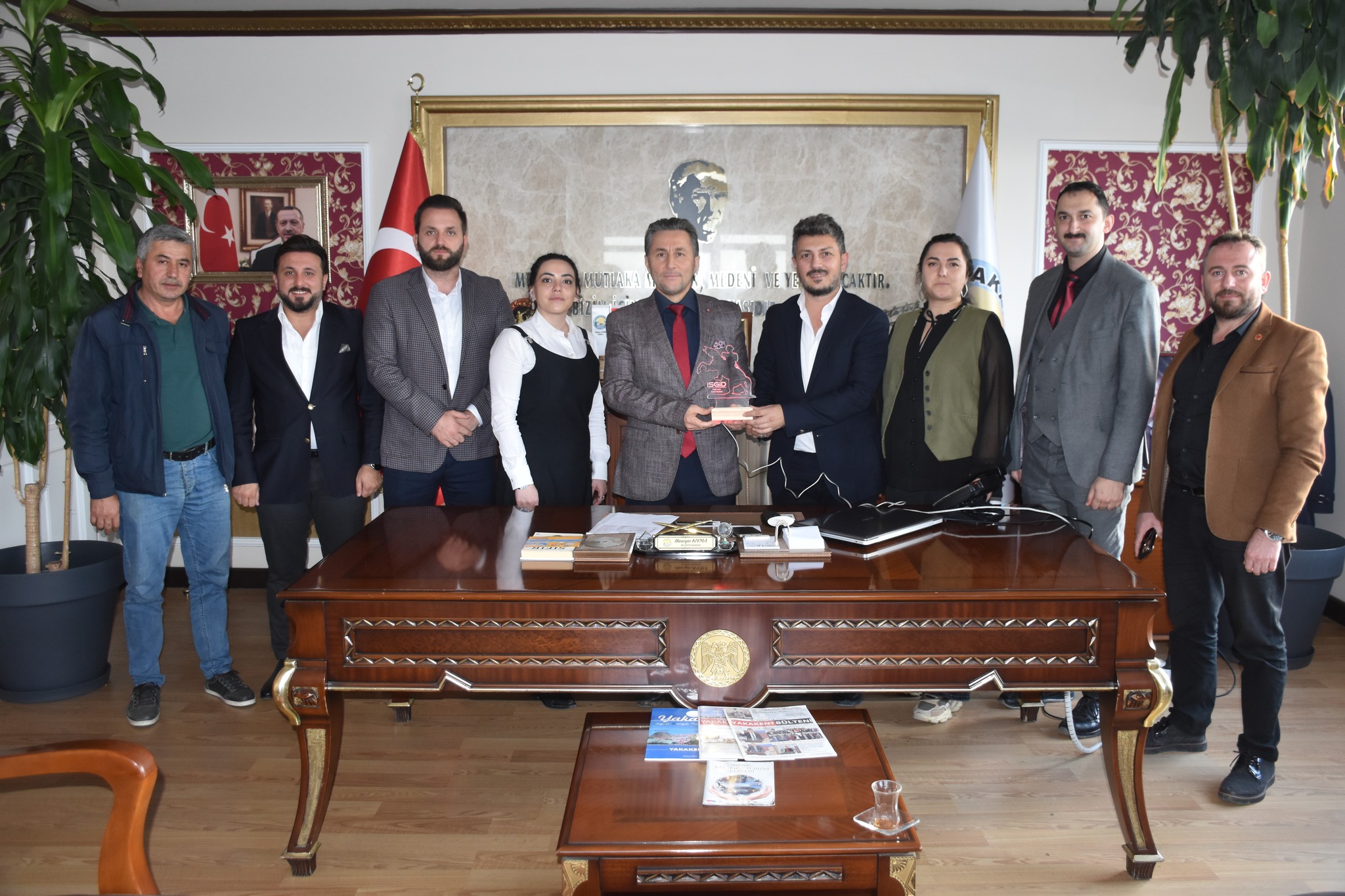 İstanbul Samsunlu Genç İş İnsanları Derneği (İSGİD) Genel Başkanı Fatih Aşçı ve Yönetim Kurulu üyeleri, Belediye Başkanımız Hüseyin Kıyma’yı makamında ziyaret ettiler.