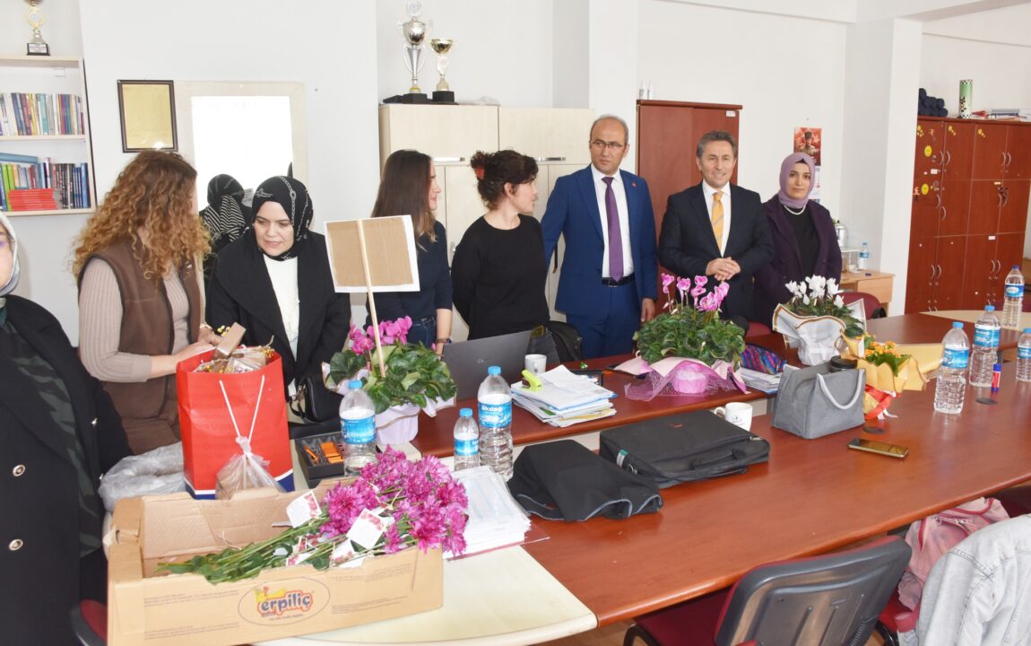Belediye Başkanımız Hüseyin Kıyma 24 Kasım Öğretmenler Günü münasebetiyle ilçemiz öğretmenlerini ziyaret ederek, Öğretmenler Gününü kutladı, hediyelerini takdim etti.