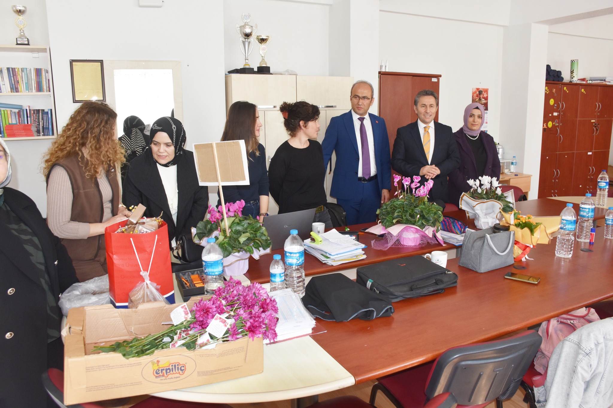 Belediye Başkanımız Hüseyin Kıyma 24 Kasım Öğretmenler Günü münasebetiyle ilçemiz öğretmenlerini ziyaret ederek, Öğretmenler Gününü kutladı, hediyelerini takdim etti.