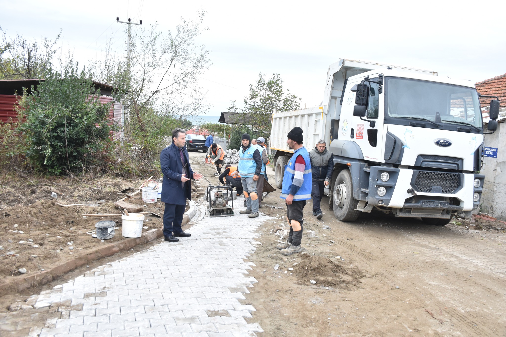 İlçemiz Kozköy Mahallemizde sürdürülen doğalgaz alt yapı çalışmalarının ardından, Fen işleri Müdürlüğümüze bağlı ekipler tarafından bozulan yolların bakım ve onarım işlemleri devam ediyor.