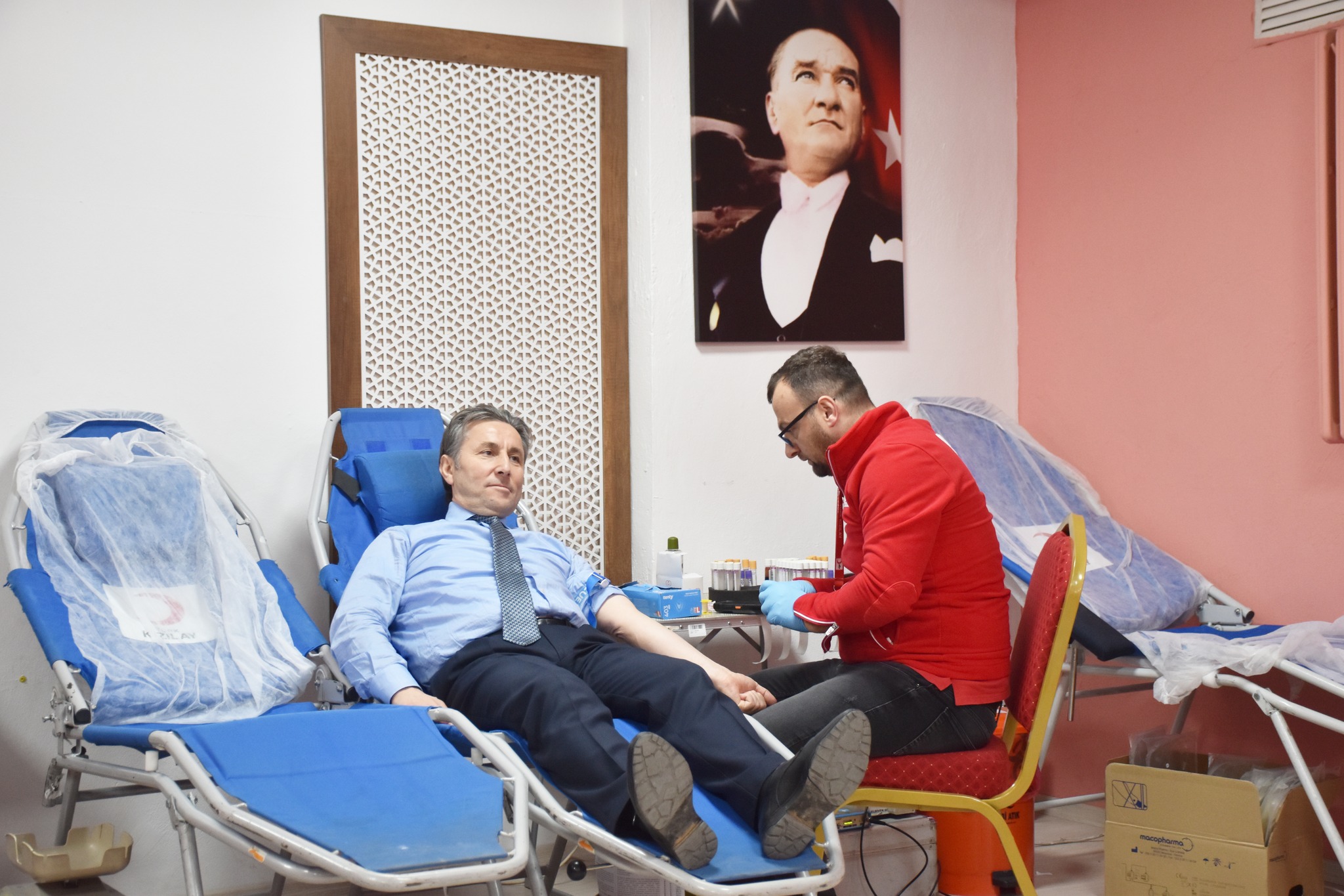 Belediye Başkanımız Hüseyin Kıyma, Yakakent 100. Ortaokulu ve Türk Kızılay’ı işbirliği ile düzenlenen kan bağışı kampanyasına katılarak kan bağışında bulundu.