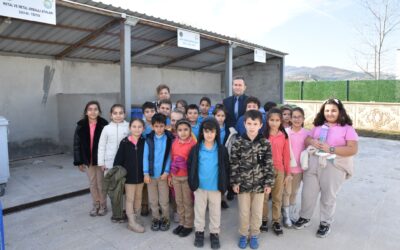 100. Yıl İlkokulu öğrencileri çevre dostu Yakakent Belediyesi 1. Sınıf Atık Getirme Merkezi ni ziyaret ettiler.