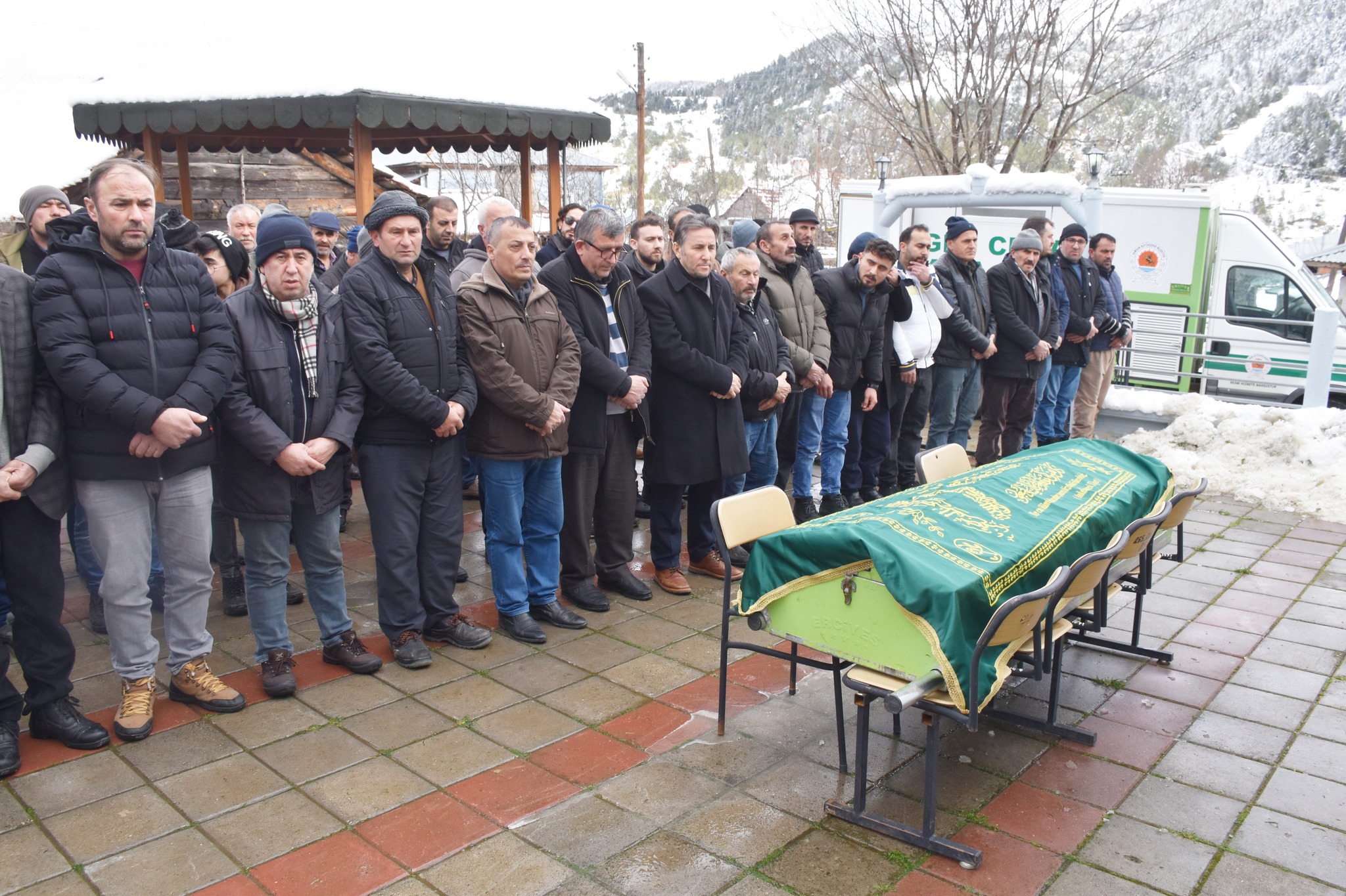 Belediye Başkanımız Hüseyin Kıyma Çepni Karacababa Mahallesi halkından vefat eden Feyzul Arslan’ın cenaze namazına katılarak ailesine ve yakınlarına başsağlığında bulundu.