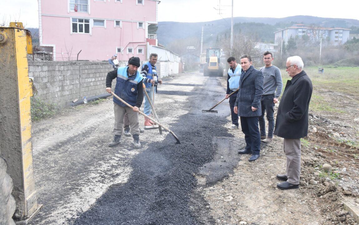 Belediyemiz Fen İşleri Müdürlüğü ekiplerimiz, doğalgaz alt yapı çalışmaları sonrası bozulan Kozköy Mahallesi 316 Sokak ın yolunda sıcak asfalt döküm çalışmalarına devam ediyor.