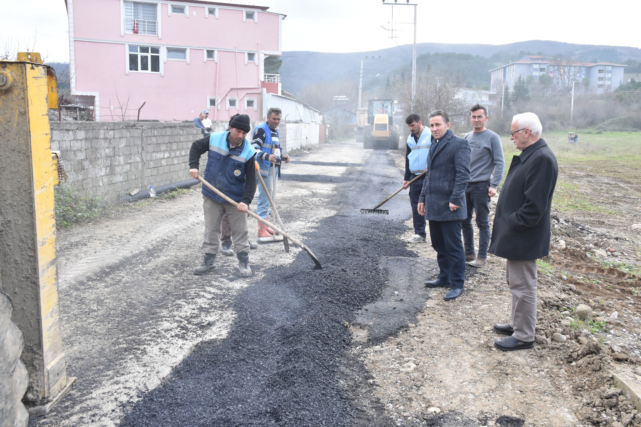 Belediyemiz Fen İşleri Müdürlüğü ekiplerimiz, doğalgaz alt yapı çalışmaları sonrası bozulan Kozköy Mahallesi 316 Sokak ın yolunda sıcak asfalt döküm çalışmalarına devam ediyor.