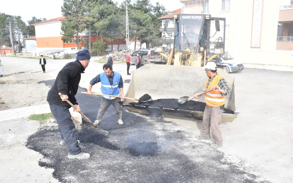 Yakakent Belediyesi Fen İşleri Müdürlüğümüz tarafından, ilçemizin birçok noktasında asfalt yama, bakım ve onarım çalışmaları sürdürülüyor