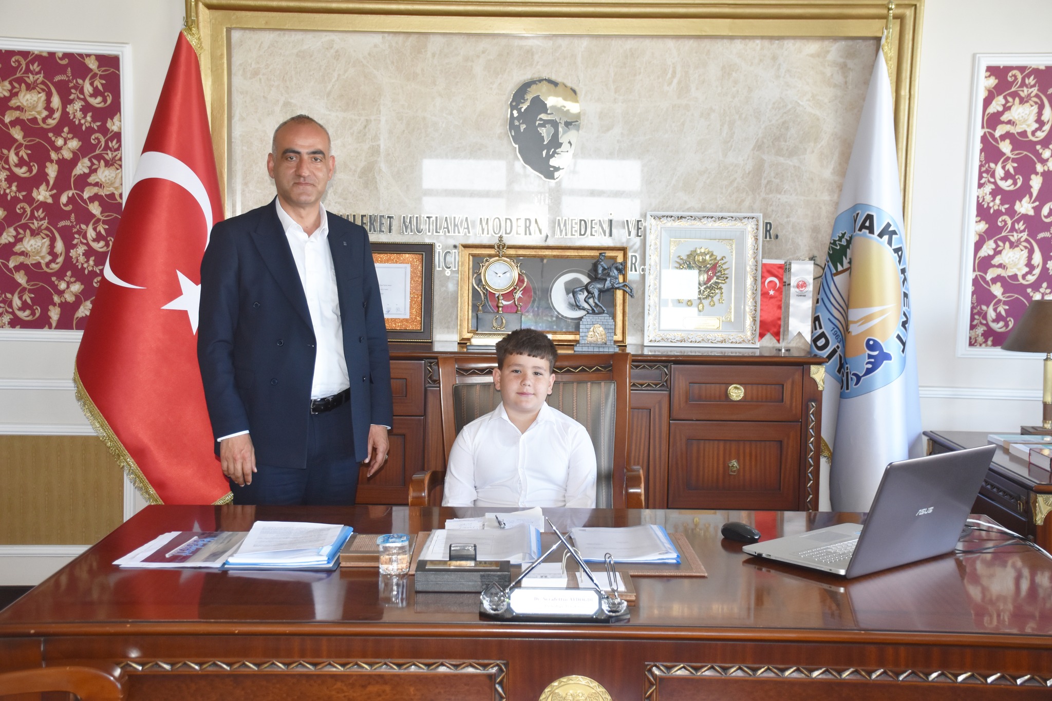 23 Nisan Ulusal Egemenlik ve Çocuk Bayramı kapsamında Belediye Başkanımız Dr. Şerafettin Aydoğdu, Erdoğan Cebeci İlkokulu 4. sınıf öğrencisi Utku Albayrak’a koltuğu devretti.