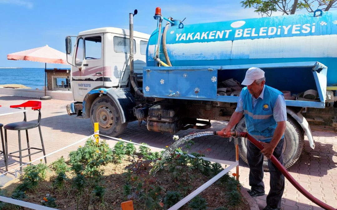 Daha yeşil, daha temiz bir Yakakent için Belediyemiz Temizlik İşleri ekiplerimiz tarafından ilçemiz genelindeki yeşil alanlarda, parklarda, çiçek, ağaç bakımı, budama, çim biçme, yabani ot temizliği, park bakım, onarım, yıkama, plajların temizliği ile yol süpürme çalışmaları hız kesmeden devam etmektedir.