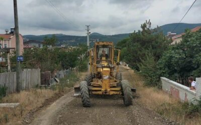 Yakakent Belediyesi Fen İşleri Müdürlüğümüz tarafından ilçemizin birçok noktasında yol genişletme, reklaj, kanal açma, standart iyileştirme ve kilit parke çalışmaları devam ediyor.