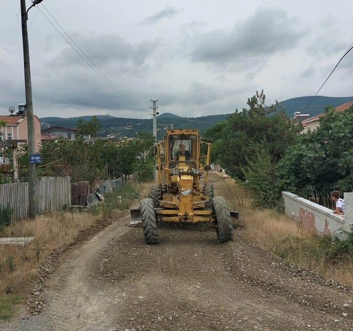 Yakakent Belediyesi Fen İşleri Müdürlüğümüz tarafından ilçemizin birçok noktasında yol genişletme, reklaj, kanal açma, standart iyileştirme ve kilit parke çalışmaları devam ediyor.