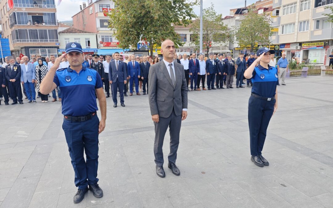 30 Ağustos Zafer Bayramı’nın 102. yıl dönümü münasebetiyle Cumhuriyet Meydanında çelenk sunma töreni gerçekleştirildi.