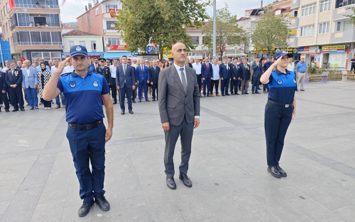 30 Ağustos Zafer Bayramı’nın 102. yıl dönümü münasebetiyle Cumhuriyet Meydanında çelenk sunma töreni gerçekleştirildi.