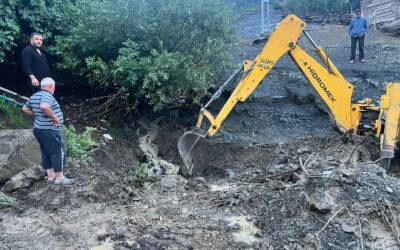 Bölgemizde etkili olan olumsuz hava koşullarının ardından, Belediyemiz Fen İşleri ekipleri kırsal mahallelerimizde bozulan yollarımızda ve zarar gören alanlarda düzenleme ve iyileştirme çalışmalarına aralıksız devam ediyor.