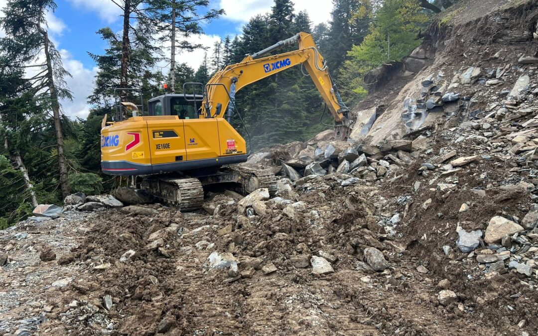 Belediyemiz Fen İşleri ekipleri tarafından Sarıgöl mahallemizin orman yolunda, yol açma, reklaj ve yol genişletme çalışmaları devam ediyor