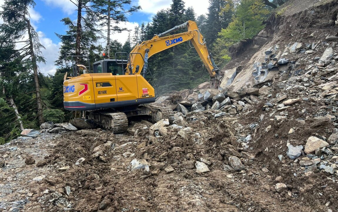 Belediyemiz Fen İşleri ekipleri tarafından Sarıgöl mahallemizin orman yolunda, yol açma, reklaj ve yol genişletme çalışmaları devam ediyor