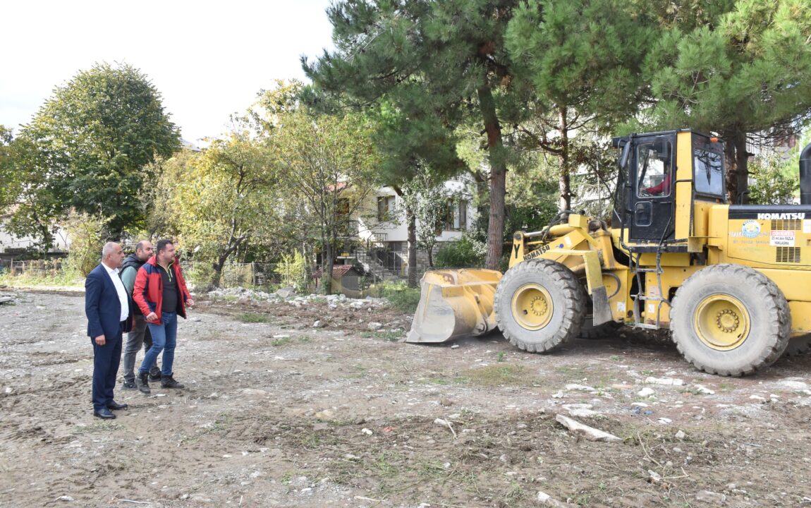 Belediyemiz Fen İşleri ekiplerimiz tarafından, Hükümet Konağı bahçesinde çevre düzenleme ve 186. sokak parke yol çalışması devam ediyor.