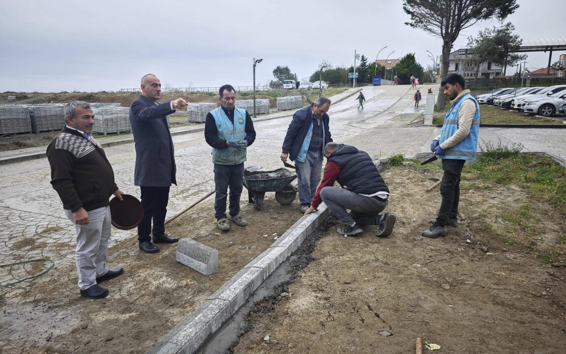 Hükümet Konağı bahçesinde devam eden yeşil alan çalışmasını Belediye Başkanımız Dr. Şerafettin Aydoğdu yerinde inceleyerek mesai arkadaşlarımıza kolaylıklar diledi.